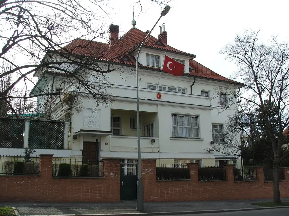 Prag’daki Türkiye Büyükelçiliği binası, bahçe duvarı ve Türk bayrağı
